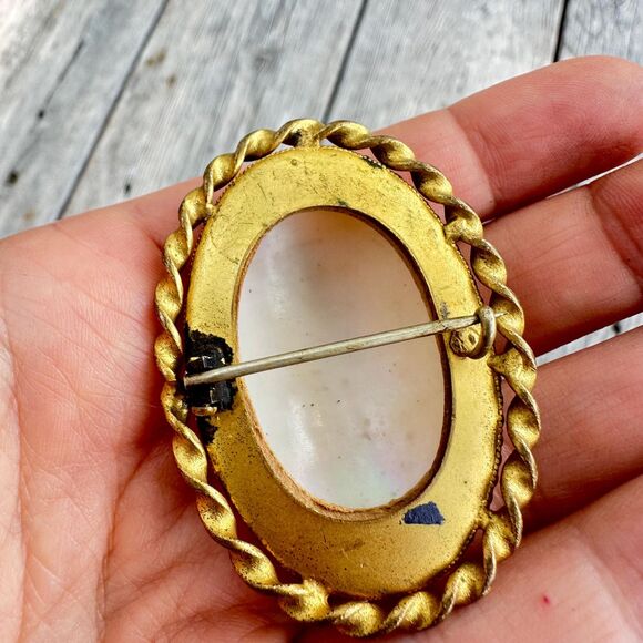 Vintage Jewelry Shell Cameo Gold Plated twist border Brooch Pin  C Clasp - Picture 3 of 4
